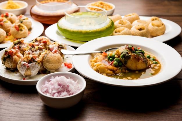 Grupo de comida de bate-papo de Bombaim inclui golgappa ou panipuri, bhel-puri, sev-poori, dahipuri, Ragda pattice, raj kachori etc. foco seletivo