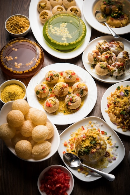 Foto grupo de comida de bate-papo de bombaim inclui golgappa ou panipuri, bhel-puri, sev-poori, dahipuri, ragda pattice, raj kachori etc. foco seletivo