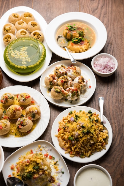 Grupo de comida de bate-papo de Bombaim inclui golgappa ou panipuri, bhel-puri, sev-poori, dahipuri, Ragda pattice, raj kachori etc. foco seletivo