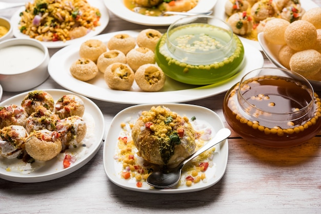 Grupo de comida de bate-papo de Bombaim inclui golgappa ou panipuri, bhel-puri, sev-poori, dahipuri, Ragda pattice, raj kachori etc. foco seletivo