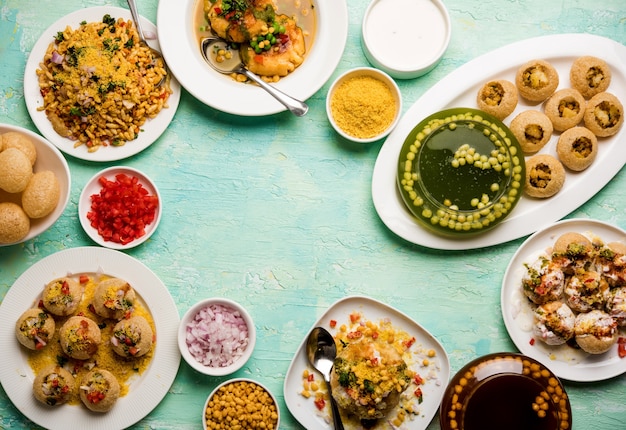 Foto grupo de comida de bate-papo de bombaim inclui golgappa ou panipuri, bhel-puri, sev-poori, dahipuri, ragda pattice, raj kachori etc. foco seletivo