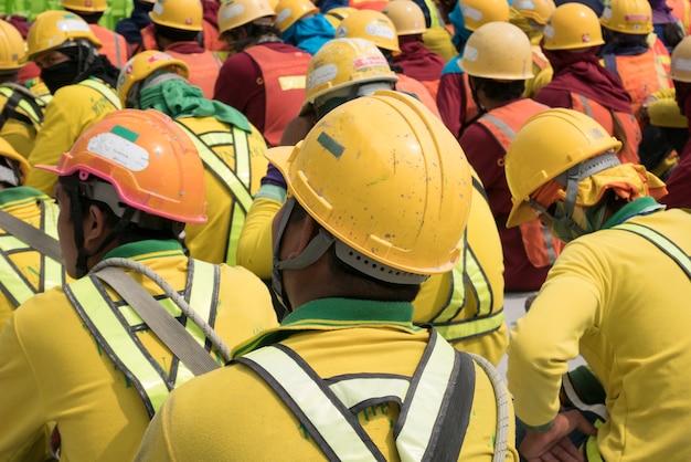 Grupo de construção trabalhador capacete e segurança uniforme reunião na manhã falar antes do trabalho