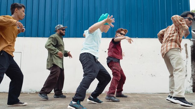 Grupo de coreógrafos de hip hop dançando dança de rua juntos em Wall Endeavour