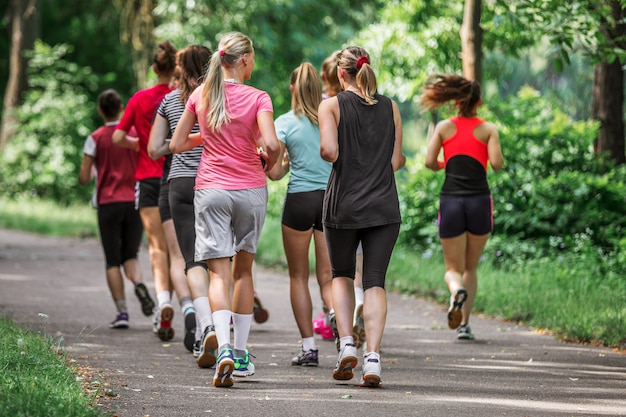 Grupo de corredores maratonistas para correr no asfalto