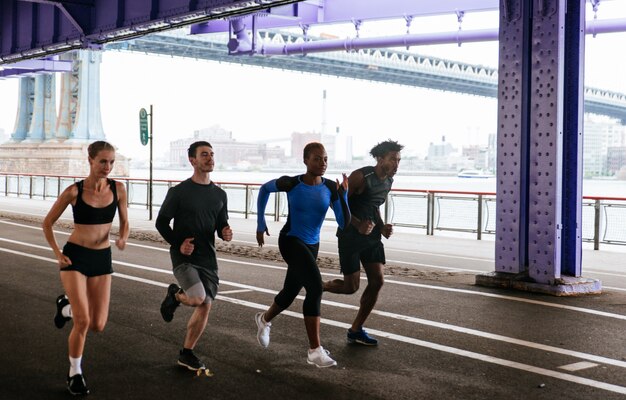 Grupo de corredores urbanos correndo na rua na cidade de nova york, série conceitual sobre esporte e fitness