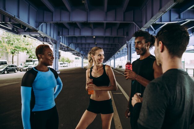 Foto grupo de corredores urbanos correndo na rua na cidade de nova york, série conceitual sobre esporte e fitness