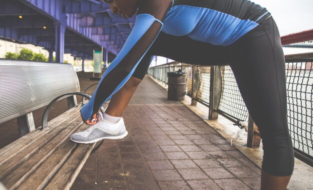 Foto grupo de corredores urbanos correndo na rua na cidade de nova york, série conceitual sobre esporte e fitness