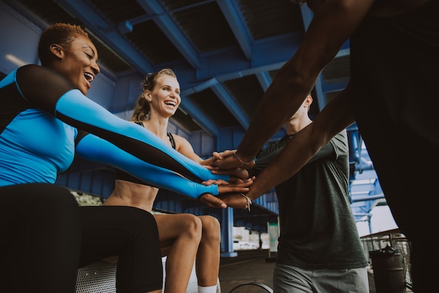 Foto grupo de corredores urbanos correndo na rua na cidade de nova york, série conceitual sobre esporte e fitness