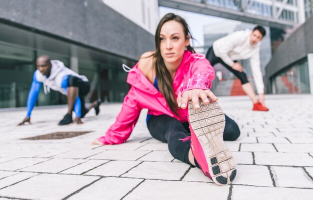 Grupo de corredores urbanos fazendo esporte em uma área urbana