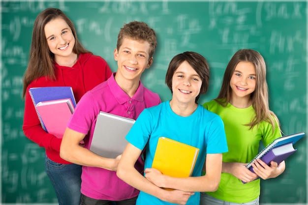 Grupo de criança de escola adolescente feliz com livro. Isolado.