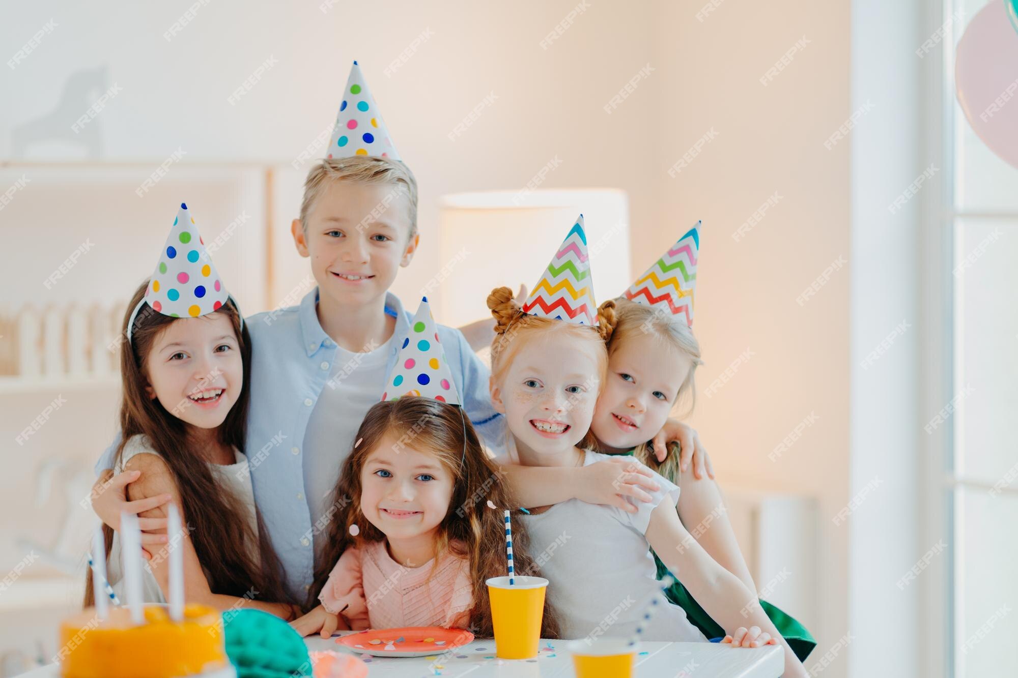 Grupo De Crianças Pequenas Têm Festa De Aniversário, Usar Chapéus