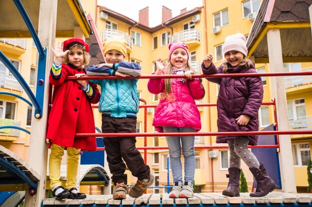 Grupo de crianças andando no playground