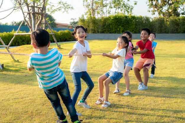 Jogos Divertidos E Crianças Jogando Um Cabo De Guerra Juntos Ao Ar Livre Em  Um Parque Ou Parquinho No Verão. Diversidade De Amigos Imagem de Stock -  Imagem de grupo, parque: 273424773