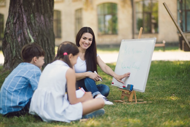 Grupo de crianças com professor no parque