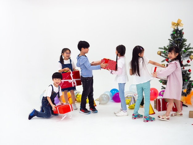 Grupo de crianças comemora festa e gosta de diversão de Natal juntos