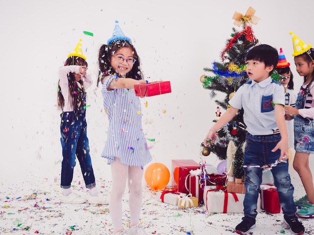 Grupo de crianças comemorar a festa e desfrutar de diversão de Natal juntos