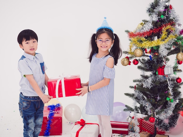 Foto grupo de crianças comemorar a festa e desfrutar de diversão de natal juntos