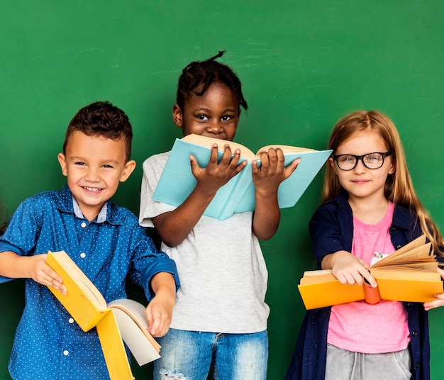 Grupo de crianças da escola de leitura para a educação