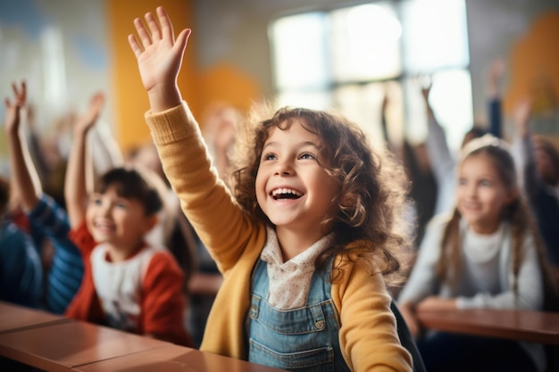 grupo de crianças em idade escolar com professor sentado em sala de aula e levantando as mãos