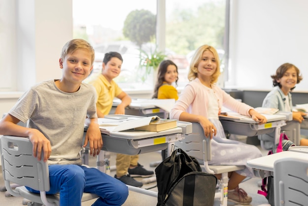 Foto grupo de crianças em sala de aula