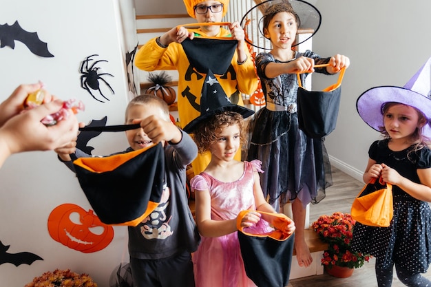 Foto grupo de crianças esperando por doces de halloween