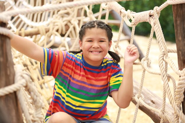 Grupo de crianças felizes brincando no playground