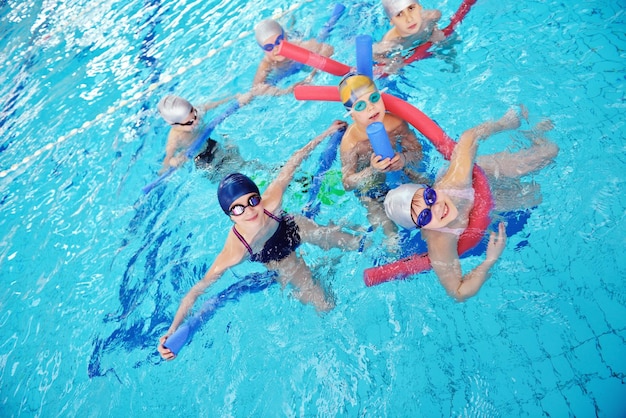 grupo de crianças felizes na piscina