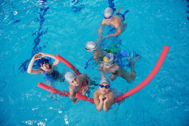 grupo de crianças felizes na piscina