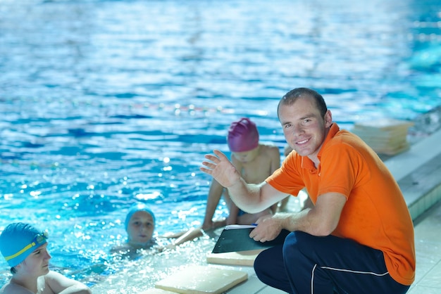 grupo de crianças felizes na piscina