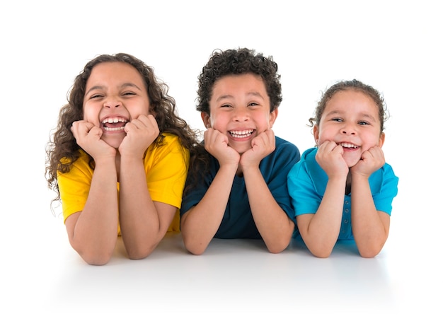 Foto grupo de crianças felizes rindo