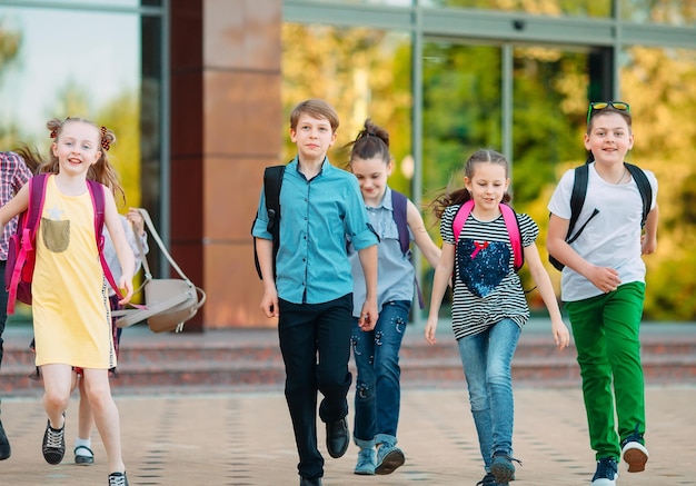 Grupo de crianças indo para a escola juntos.