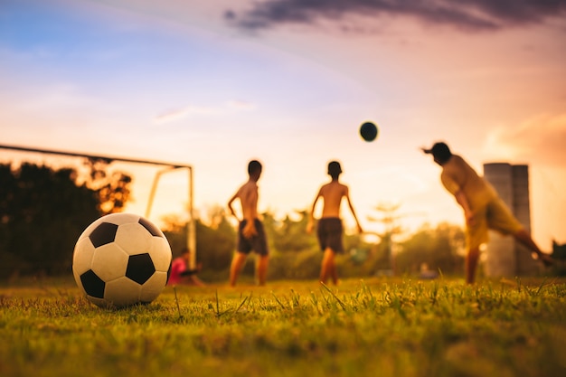 Grupo de crianças jogando futebol