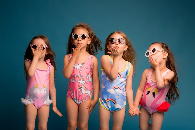 Grupo de crianças meninas em trajes de banho e óculos de sol