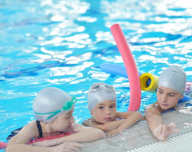 grupo de crianças na piscina