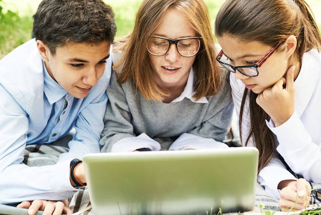 Grupo de crianças navegando na Internet ao ar livre