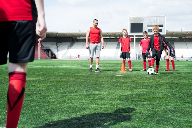 Grupo de crianças no treino de futebol