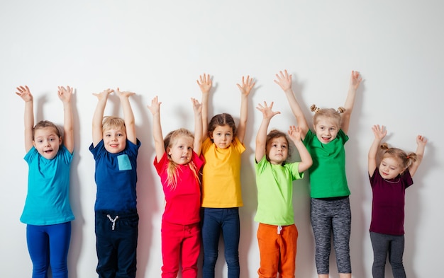 Grupo de crianças pré-escolares posando juntos conceito de amizade