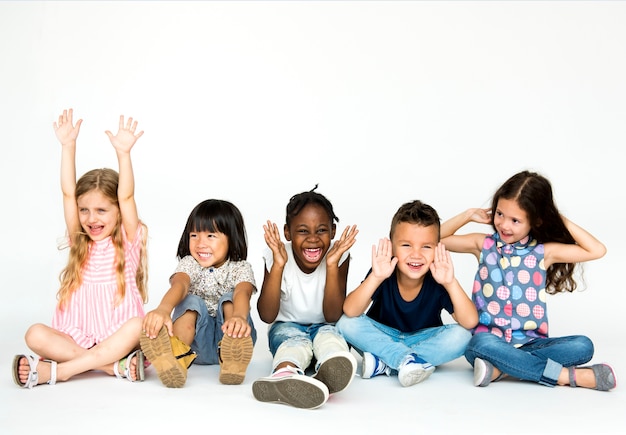 Foto grupo de crianças se divertindo desfrutando de felicidade juntos