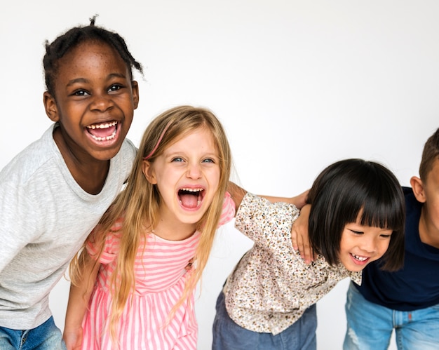 Foto grupo de crianças se divertindo desfrutando de felicidade juntos