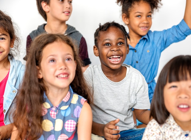 Foto grupo de crianças se divertindo desfrutando de felicidade juntos