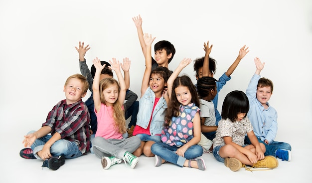 Foto grupo de crianças se divertindo desfrutando de felicidade juntos