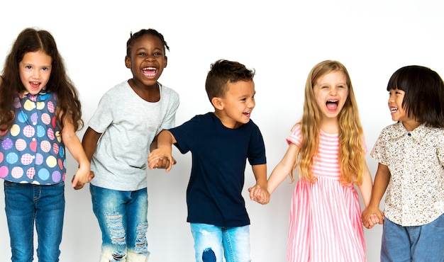 Foto grupo de crianças se divertindo desfrutando de felicidade juntos