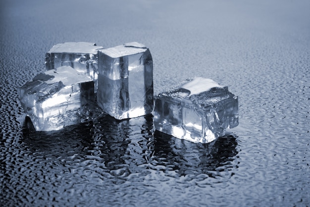 Grupo de cubos de gelo derretido
