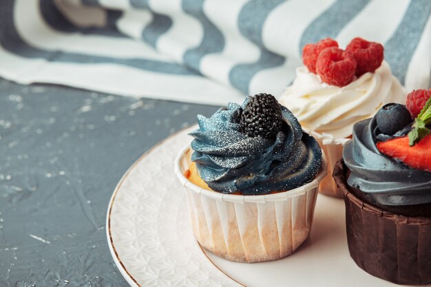 Grupo de cupcakes em foco seletivo de fundo escuro