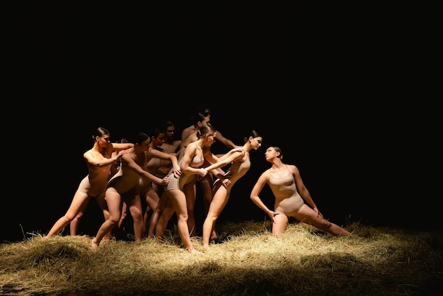 Grupo de dançarinos de ballet moderno arte contemporânea jovens homens e mulheres atléticos flexíveis