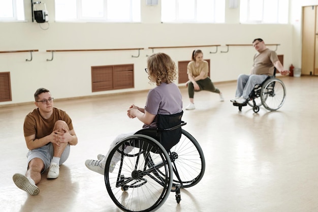 Foto grupo de dançarinos diversos fazendo exercícios de alongamento