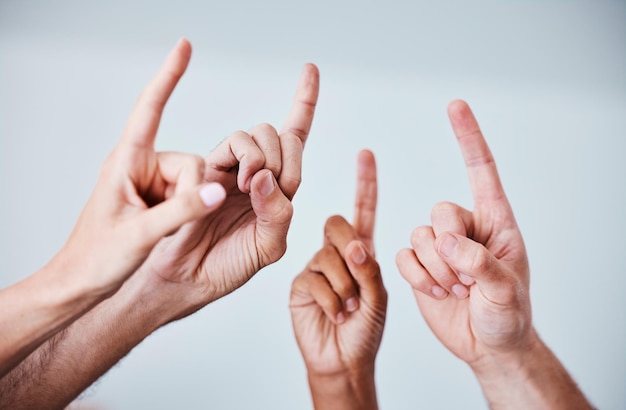 Foto grupo de dedos e pessoas respondem a perguntas com sinais de mãos para ideias em reunião e colaboração para trabalho em equipe de escritório vote conhecimento de negócios para pensamento profissional e workshop da empresa