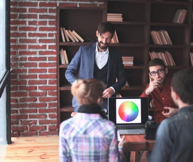 Grupo de designers criativos discutindo a paleta de cores