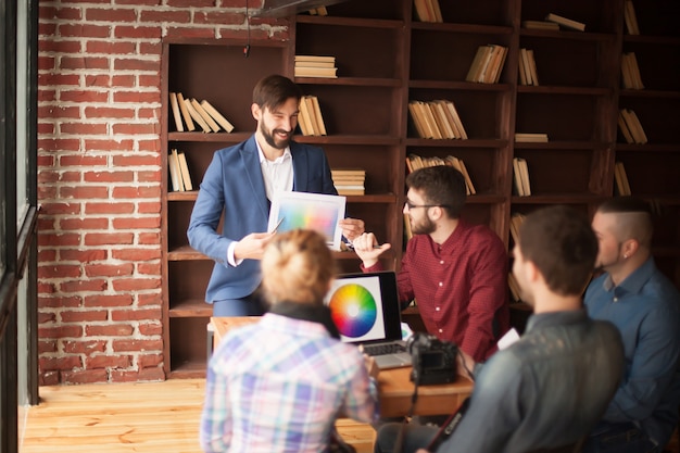 Grupo de designers desenvolve uma nova paleta de cores no local de trabalho