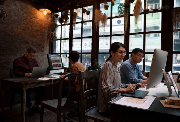 Grupo de designers trabalhando juntos em um café